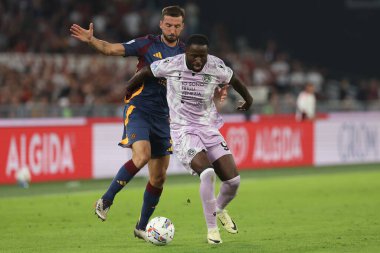 Roma, İtalya 22,09.2024: Udinese 'li Keinan Davis, İtalya futbol şampiyonası sırasında Roma' dan Bryan Cristante Serie A Enilive 2024-2025 Roma-Udinese Calcio maçında Roma 'daki Stadio Olimpico' da AS-Udinese Calcio.