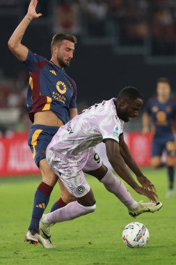 Roma, İtalya 22,09.2024: Udinese 'li Keinan Davis, İtalya futbol şampiyonası sırasında Roma' dan Bryan Cristante Serie A Enilive 2024-2025 Roma-Udinese Calcio maçında Roma 'daki Stadio Olimpico' da AS-Udinese Calcio.