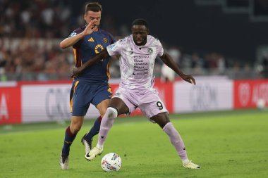 Roma, İtalya 22,09.2024: Udinese 'li Keinan Davis, İtalya futbol şampiyonası sırasında Roma' dan Bryan Cristante Serie A Enilive 2024-2025 Roma-Udinese Calcio maçında Roma 'daki Stadio Olimpico' da AS-Udinese Calcio.