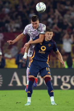 Roma, İtalya 22,09.2024: Udinese 'li Jaka Bijol, İtalya futbol şampiyonluğu sırasında Roma' dan Artem Dovbyk Serie A Enilive 2024-2025 Roma-Udinese Calcio maçında Roma 'daki Stadio Olimpico' da AS Roma - Udinese Calcio 'ya karşı.
