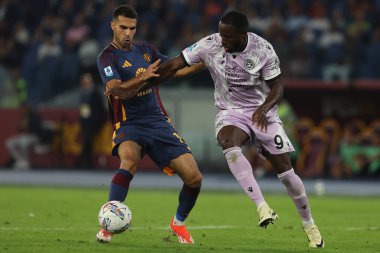Roma, İtalya 22,09.2024: Roma 'dan Zeki Çelik, Udinese' den Keinan Davis, İtalya futbol şampiyonası sırasında Serie A Enilive 2024-2025 Roma-Udinese Calcio maçında Roma 'daki Stadio Olimpico' da AS Roma-Udinese Calcio karşılaşması.