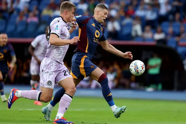 Roma, İtalya 22,09.2024: Udinese 'li Jaka Bijol, İtalya futbol şampiyonluğu sırasında Roma' dan Artem Dovbyk Serie A Enilive 2024-2025 Roma-Udinese Calcio maçında Roma 'daki Stadio Olimpico' da AS Roma - Udinese Calcio 'ya karşı.