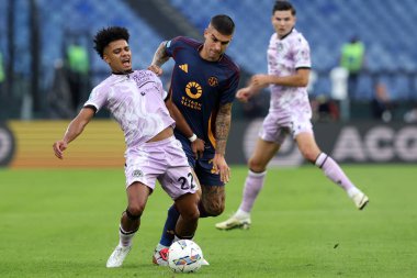 Roma, İtalya 22.09.2024: Udinese 'li Souza da Silva Brenner, Roma' lı Gianluca Mancini İtalya futbol şampiyonası sırasında Serie A Enilive 2024-2025 Roma-Udinese Calcio maçında Roma 'daki Stadio Olimpico' da AS Romanlar Udinese Calcio 'ya karşı.