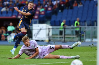Roma, İtalya 22,09.2024: Roma 'dan Artem Dovbyk golü attı ve İtalya futbol şampiyonası Serie A Enilive 2024-2025 maçında Roma' daki Stadio Olimpico 'da AS Roma-Udinese Calcio maçında takımla birlikte kutladı..