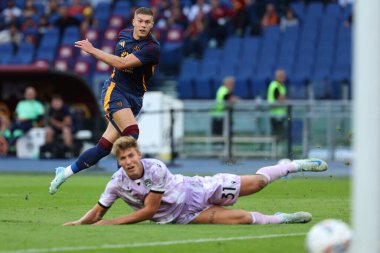 Roma, İtalya 22,09.2024: Roma 'dan Artem Dovbyk golü attı ve İtalya futbol şampiyonası Serie A Enilive 2024-2025 maçında Roma' daki Stadio Olimpico 'da AS Roma-Udinese Calcio maçında takımla birlikte kutladı..