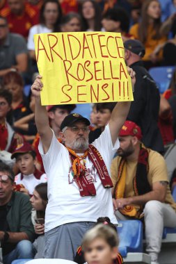 Roma, İtalya 22,09.2024: İtalya futbol şampiyonası boyunca Romanları destekleyenler Serie A Enilive 2024-2025 Roma-Udinese Calcio maçına Roma 'daki Stadio Olimpico' da çıktılar..