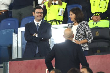 Roma, İtalya 26.9.2024: Yeni CEO AS Roman Lorenzo Vitali tribünlerde (Florent Ghisolfi 'nin arkasında) Roma' daki Olimpiyat Stadyumu 'nda AS Romanlar Atletizm Kulübü Bilbao' ya karşı oynanan UEFA Avrupa Ligi 2024-2025 gün öncesinde Roman marşını söylüyor.