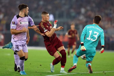 Roma, İtalya 26.9.2024: Athletic Bilbao 'dan Agirrezabala, Roma' dan Artem Dovbyk, UEFA Avrupa Ligi 2024-2025 1 gününde Atletik Bilbao 'dan Vivian, Roma' daki Olimpiyat Stadyumu 'nda AS Roman Atletizm Kulübü Bilbao' ya karşı oynanan futbol karşılaşması.