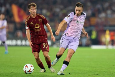 Roma, İtalya 26.9.2024: Athletic Bilbao 'dan Gorosabel, UEFA Avrupa Ligi 2024-2025 gün boyunca Roma' dan Tommaso Baldanzi, Roma 'daki Olimpiyat Stadyumu' nda AS Romanlar Atletizm Kulübü Bilbao 'ya karşı oynanan futbol karşılaşması..