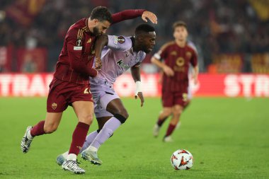 Roma, İtalya 26.9.2024: Roma 'dan Mario Hermoso UEFA Avrupa Ligi 2024-2025 gün boyunca Atletizm Bilbao' dan Williams ile birlikte Roma 'daki Olympic Stadyumu' nda AS Roman Atletizm Kulübü Bilbao 'ya karşı oynanan futbol karşılaşmasında top için mücadele etti..
