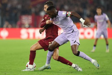 Roma, İtalya 26.9.2024: Roma 'dan Mario Hermoso UEFA Avrupa Ligi 2024-2025 gün boyunca Atletizm Bilbao' dan Williams ile birlikte Roma 'daki Olympic Stadyumu' nda AS Roman Atletizm Kulübü Bilbao 'ya karşı oynanan futbol karşılaşmasında top için mücadele etti..
