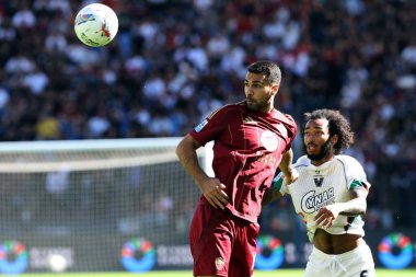 Roma, İtalya 29.09.2024: Roma 'dan Zeki Çelik, İtalya futbol şampiyonası sırasında Venezia' dan Gianluca Busio Serie A Enilive 2024-2025, Roma-Venezia maçı sırasında 29 Eylül 2024 'te Roma' daki Stadio Olimpico 'da AS Roma-Venezia karşılaşması.