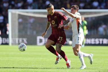 Roma, İtalya 29.09.2024: Roma 'dan Gianluca Mancini, İtalya futbol şampiyonası sırasında Venezia' dan Gaetano Oristanio Serie A Enilive 2024-2025 maçında AS Roma-Venezia FC ile Roma 'daki Stadio Olimpico' da 29 Eylül 2024.