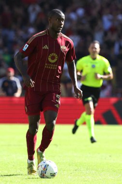 Roma, İtalya 29.09.2024: İtalyan futbolcu Evan Ndicka İtalya futbol şampiyonası sırasında Serie A Enilive 2024-2025 AS Roma-Venezia FC karşılaşması 29 Eylül 2024 'te Roma' daki Stadio Olimpico 'da gerçekleşti..