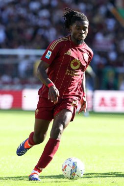 Roma, İtalya 29.09.2024: İtalyan futbol şampiyonası sırasında Roma 'dan Manu Kone (Serie A Enilive 2024-2025), 29 Eylül 2024' te Roma 'daki Stadio Olimpico' da AS Roma-Venezia FC karşılaşması yaptı..