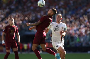 Roma, İtalya 29.09.2024: Romanlardan Lorenzo Pellegrini, İtalya futbol şampiyonası sırasında Venezia 'dan Michael Svoboda Serie A Enilive 2024-2025 karşılaşmasında AS Roma-Venezia FC karşılaşması 29 Eylül 2024' te Roma 'daki Stadio Olimpico' da gerçekleşti..