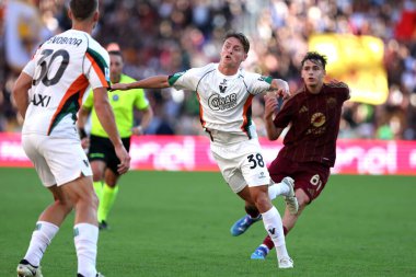 Roma, İtalya 29.09.2024: Venezia 'dan Magnus Kofod Anderesen, İtalya futbol şampiyonası sırasında Romanlardan Niccolo Pisilli Serie A Enilive 2024-2025 karşılaşmasında AS Roman-Venezia FC ile Roma' daki Stadio Olimpico 'da 29 Eylül 2024.