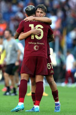 Roma, İtalya 29.09.2024: Romanlı Niccolo Pisilli, İtalya futbol şampiyonası Serie A Enilive 2024-2025 karşılaşmasında Roma 'lı Leandro Paredes ile 29 Eylül 2024' de Roma 'daki Stadio Olimpico' da AS Roman-Venezia FC karşılaşmasını kutladı..