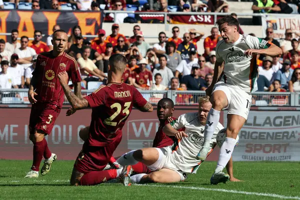 Roma, İtalya 29.09.2024: Venezia 'dan Gaetano Oristanio, Roma' dan Evan Ndicka, İtalya 'dan Pohjanpalo İtalyan futbol şampiyonası sırasında Serie A Enilive 2024-2025 AS Roma' dan Venezia 'ya karşı 29 Eylül 2024' de Roma 'daki Stadio Olimpico' da oynanan karşılaşma..