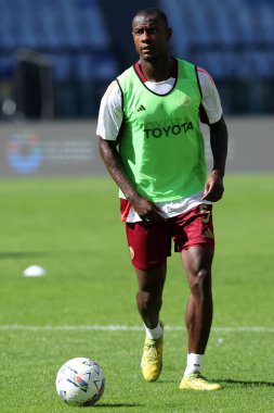 Roma, İtalya 29.09.2024: İtalyan futbol şampiyonası Serie A Enilive 2024-2025 maçından önce ısınma turunda Romanyalı Evan Ndicka, 29 Eylül 2024 'te Roma' daki Stadio Olimpico 'da AS Roman-Venezia FC karşılaşmasında görülüyor..