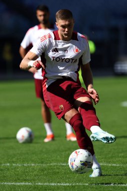 Roma, İtalya 29.09.2024: İtalyan futbol şampiyonası Serie A Enilive 2024-2025 karşılaşmasından önce Roma 'dan Artem Dovbyk 29 Eylül 2024' te Roma 'daki Stadio Olimpico' da AS Roman-Venezia FC karşılaşmasında ısındı..