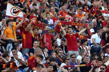 Roma, İtalya 29.09.2024: İtalya futbol şampiyonası sırasında eşarplı AS Roman taraftarları Serie A Enilive 2024-2025, Roma 'daki Stadio Olimpico' da AS Roman-Venezia FC karşılaşması.