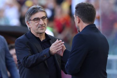 Roma, İtalya 29.09.2024: İvan Juriç Roma teknik direktörü Venezia 'lı Eusebio Di Francesco' yu İtalya futbol şampiyonası Serie A Enilive 2024-2025 karşılaşmasında karşıladı..