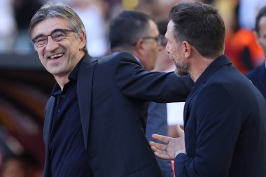 Roma, İtalya 29.09.2024: İvan Juriç Roma teknik direktörü Venezia 'lı Eusebio Di Francesco' yu İtalya futbol şampiyonası Serie A Enilive 2024-2025 karşılaşmasında karşıladı..