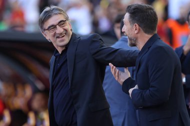Roma, İtalya 29.09.2024: İvan Juriç Roma teknik direktörü Venezia 'lı Eusebio Di Francesco' yu İtalya futbol şampiyonası Serie A Enilive 2024-2025 karşılaşmasında karşıladı..