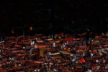 Roma, İtalya 29.09.2024: İtalya futbol şampiyonası sırasında eşarplı AS Roman taraftarları Serie A Enilive 2024-2025, Roma 'daki Stadio Olimpico' da AS Roman-Venezia FC karşılaşması.