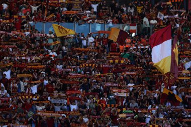 Roma, İtalya 29.09.2024: İtalya futbol şampiyonası sırasında eşarplı AS Roman taraftarları Serie A Enilive 2024-2025, Roma 'daki Stadio Olimpico' da AS Roman-Venezia FC karşılaşması.