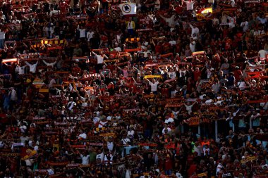 Roma, İtalya 29.09.2024: İtalya futbol şampiyonası sırasında eşarplı AS Roman taraftarları Serie A Enilive 2024-2025, Roma 'daki Stadio Olimpico' da AS Roman-Venezia FC karşılaşması.
