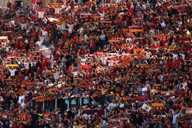 Roma, İtalya 29.09.2024: İtalya futbol şampiyonası sırasında eşarplı AS Roman taraftarları Serie A Enilive 2024-2025, Roma 'daki Stadio Olimpico' da AS Roman-Venezia FC karşılaşması.