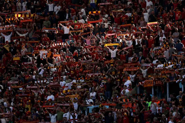 Roma, İtalya 29.09.2024: İtalya futbol şampiyonası sırasında eşarplı AS Roman taraftarları Serie A Enilive 2024-2025, Roma 'daki Stadio Olimpico' da AS Roman-Venezia FC karşılaşması.