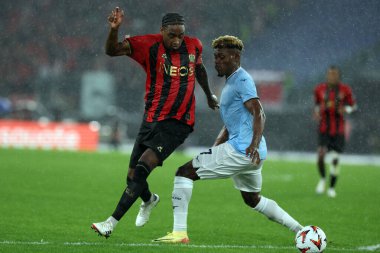 Roma, İtalya 03.10.2024: Nazik Pablo Rosario, Lazio 'lu Fisayo Dele-Bashiru Uefa Avrupa Ligi 2024-2025, 2. gün, SS Lazio ile Ogc Nice arasındaki futbol karşılaşması Roma Olimpiyat Stadyumu' nda..