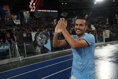 Roma, İtalya 03.10.2024: Lazio 'lu Pedro, Uefa Avrupa Ligi 2024-2025, 2. gün, SS Lazio ile Ogc Nice arasındaki futbol karşılaşmasının zaferini Roma Olimpiyat Stadyumu' nda kutladı..