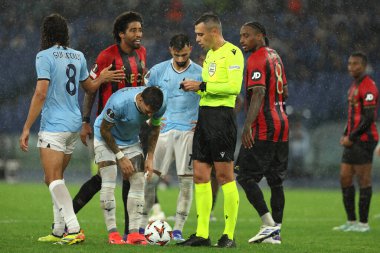 Roma, İtalya 03.10.2024: Dante of Nice hakem Horatiu Fesnic ile Uefa Avrupa Ligi 2024-2025, 2. gün, SS Lazio ile Ogc Nice arasındaki futbol maçı Roma Olimpiyat Stadyumu 'nda oynanan karşılaşmayı protesto etti.