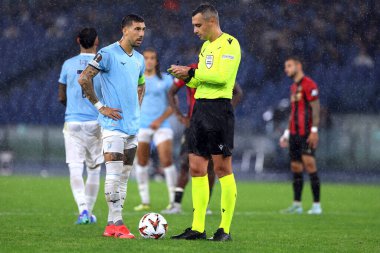 Roma, İtalya 03.10.2024: hakem Horatiu Fesnic, Uefa Avrupa Ligi 2024-2025 gününde Lazio Mattia Zaccagni, SS Lazio ile Ogc Nice arasındaki futbol karşılaşması Roma Olimpiyat Stadyumu 'nda..