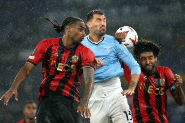Roma, İtalya 03.10.2024: Nice 'den Moise Bombito, Lazio' dan Alessio Romagnoli, Uefa Avrupa Ligi 2024-2025, Uefa Avrupa Ligi 2. gün, Roma 'daki Olimpiyat Stadyumu' nda SS Lazio 'ya karşı Ogc Nice arasındaki futbol maçı.