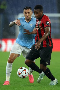 Roma, İtalya 03.10.2024: Lazio 'lu Mario Gila, Uefa Avrupa Ligi 2024-2025, Uefa Avrupa Ligi ikinci gününde Nice' li Youssoufa Moukoko, SS Lazio ile Ogc Nice arasındaki futbol karşılaşması Roma Olimpiyat Stadyumu 'nda..
