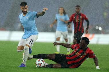 Roma, İtalya 03.10.2024: Lazio 'dan Taty Castellanos, Uefa Avrupa Ligi 2024-2025 gününde Nice' ten Youssouf Ndayishimiye, Roma 'daki Olimpiyat Stadyumu' nda SS Lazio 'ya karşı Ogc Nice arasındaki futbol karşılaşması.