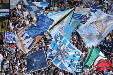 Roma, İtalya 6.10.2024: İtalyan futbol şampiyonluğu sırasındaki Lazio taraftarları Serie A Enilive 2024-2025 karşılaşması 6 Ekim 2024 'te Roma' daki Stadio Olimpico 'da SS Lazio - Empoli FC karşılaşması.