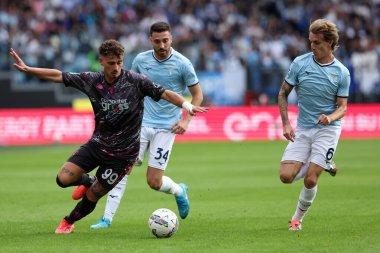 Roma, İtalya 6.10.2024: Empoli 'li Sebastiano Esposito, Lazio' lu Mario Gila, Lazio 'lu Nicolo Rovella İtalyan futbol şampiyonası sırasında Serie A Enilive 2024-2025 karşılaşmasında SS Lazio, Roma' daki Stadio Olimpico 'da 6 Ekim 2024 tarihinde Empoli FC' ye karşı.