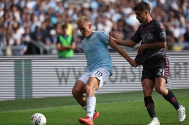 Roma, İtalya 6.10.2024: Lazio 'lu Mattia Viti, İtalya Futbol Şampiyonası sırasında Empoli' li Jacopo Fazzini Serie A Enilive 2024-2025 karşılaşmasında SS Lazio - Empoli FC.