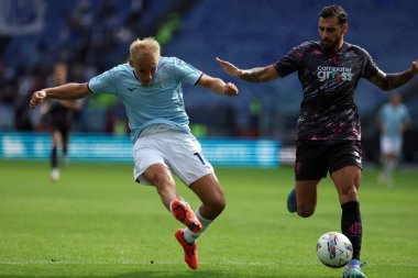 Roma, İtalya 6.10.2024: Lazio 'dan Gustav Isaksen, İtalya futbol şampiyonluğu sırasında Empoli' den Ardian Ismajli Serie A Enilive 2024-2025 karşılaşmasında SS Lazio - Empoli FC.