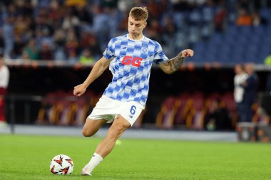 Roma, İtalya 24.10.2024: Dinamo Kiev 'den Volodymyr Brazhko Uefa Avrupa Ligi 2024-2025, 3. gün, Roma' daki Olimpiyat Stadyumu 'nda AS Roman Dinamo Kiev' e karşı oynanan futbol karşılaşmasında ısındı.