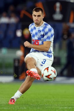 Roma, İtalya 24.10.2024: Dinamo Kiev 'den Maxym Dyachuk Uefa Avrupa Ligi 2024-2025, 3. gün, Roma' daki Olimpiyat Stadyumu 'nda AS Roman ve Dinamo Kiev arasındaki futbol karşılaşmasında ısınma sırasında.