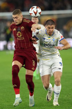 Roma, İtalya 24.10.2024: Roman Artem Dovbyk, Dinamo Kiev 'den Denys Popov, Uefa Avrupa Ligi 2024-2025, 3. gün, Roma' daki Olimpiyat Stadyumu 'nda AS Roman ve Dinamo Kiev arasındaki futbol karşılaşması.