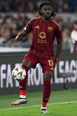 Roma, İtalya 24.10.2024: Uefa Avrupa Ligi 2024-2025, 3. gün, Roma 'daki Olimpiyat Stadyumu' nda AS Roman ve Dinamo Kiev arasında oynanan futbol karşılaşması sırasında Romanlardan Manu Kone.