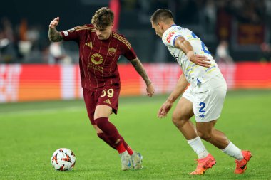 Roma, İtalya 24.10.2024: Roma 'dan Nicola Zalewski, Dinamo Kiev' den Kostiantyn Vivcharenko Uefa Avrupa Ligi 2024-2025, 3. gün, Roma 'daki Olimpiyat Stadyumu' nda AS Roman Dinamo Kiev 'e karşı oynanan futbol karşılaşması.